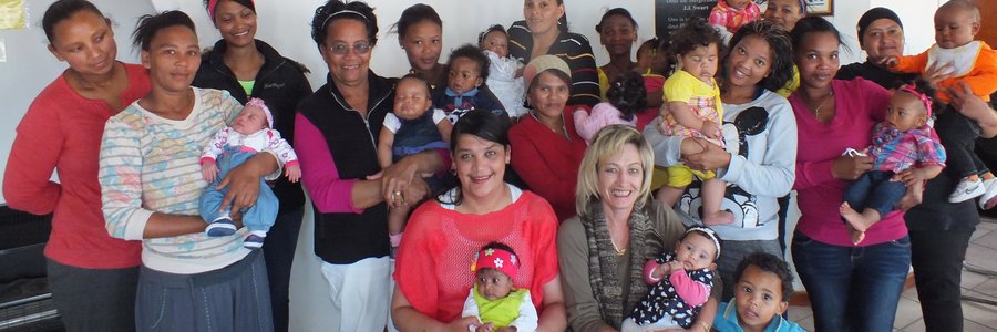Die groot groep mammas met hul babas, met die beoordelaars, Rochelle de Villiers en Antoinette Louw voor - elk met â€˜n baba op die skoot